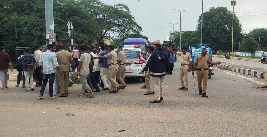 <div class="paragraphs"><p>ಗುಂಡ್ಲುಪೇಟೆ ತಾಲ್ಲೂಕಿನ ಕೇರಳ ರಾಷ್ಟ್ರೀಯ ಹೆದ್ದಾರಿ-766ರ ಮದ್ದೂರು ಚೆಕ್ ಪೋಸ್ಟ್ನಿಂದ ವಾಹನಗಳನ್ನು ವಾಪಾಸ್ ಕಳುಹಿಸುತ್ತಿರುವ ಪೊಲೀಸರು ಹಾಗೂ ಅರಣ್ಯ ಇಲಾಖೆ ಸಿಬ್ಬಂದಿ.</p></div>